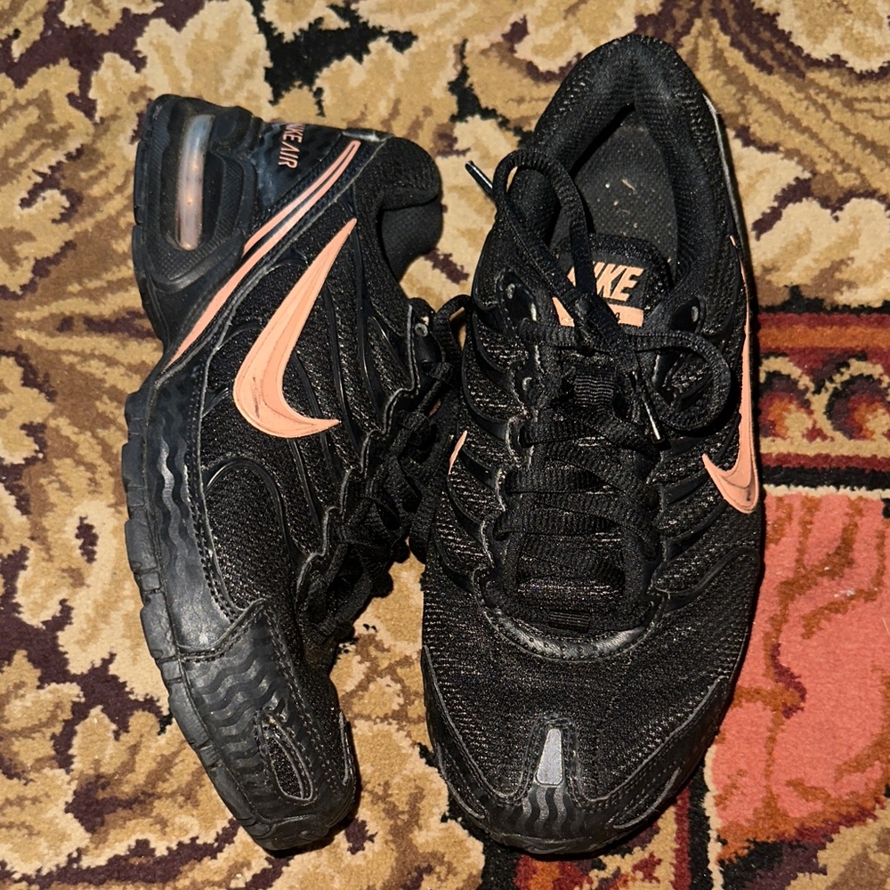 Nike Women's Black and Peach Athletic Shoes